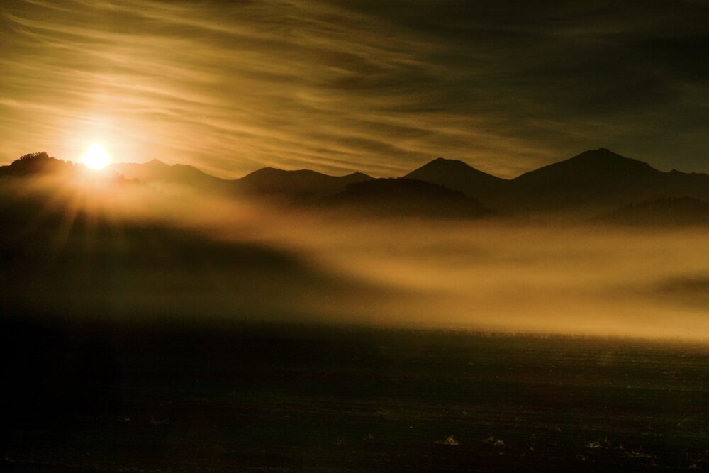 日の出と朝霧と十勝岳連邦
