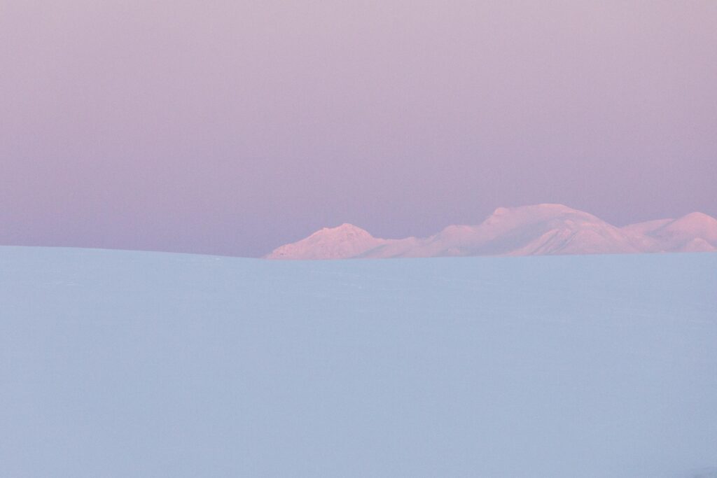 ピンク空と雪原と山
