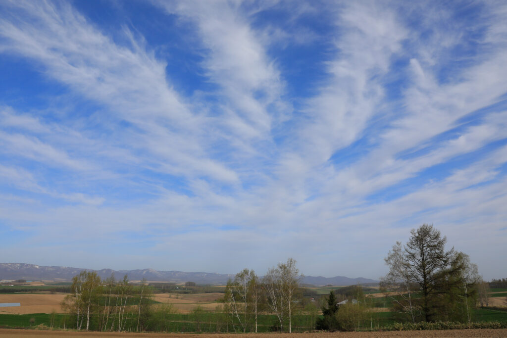 北海道美瑛町の風景・青空と放射状雲